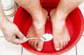 A bath with soda and tar soap will eliminate leg fungus