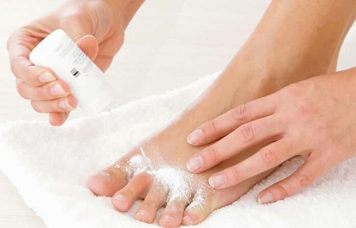 Fungi-affected feet can be sprinkled with baking soda