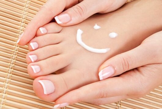 Healthy toenails after applying a nail polish effective against fungal infections